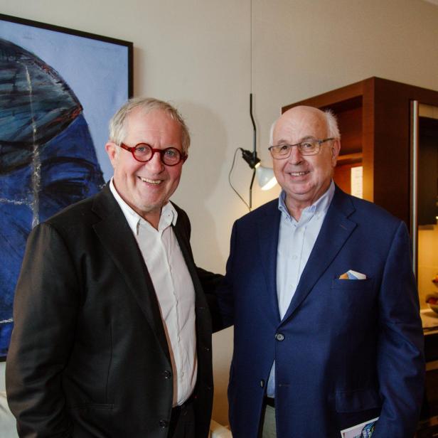 Harald Krassnitzer und Roland Nemetz in Anzügen im Hotelzimmer