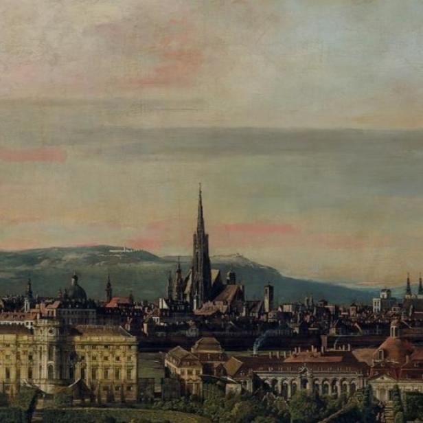 Stadtansicht mit historischen Gebäuden, im Zentrum ein hoher Kirchturm, dahinter sanfte Hügel und ein pastellfarbener Himmel.