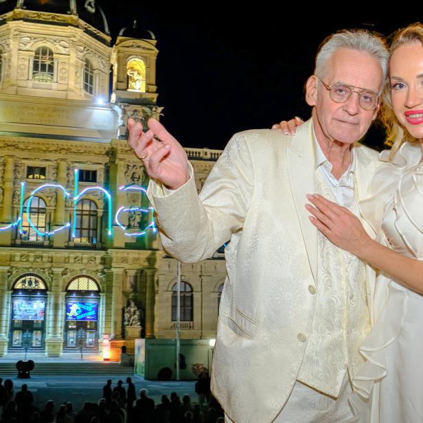 Christian W. Mucha und Ekaterina Mucha vor dem Naturhistorischen Museum mit dem Schriftzug "Mucha"