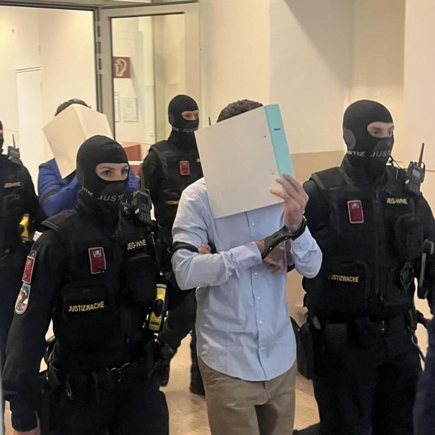 Zwei Angeklagte werden zum Richter geführt