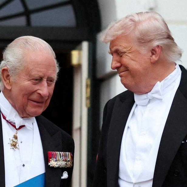 König Charles und Donald Trump, beide im Smoking, unterhalten sich lächelnd.