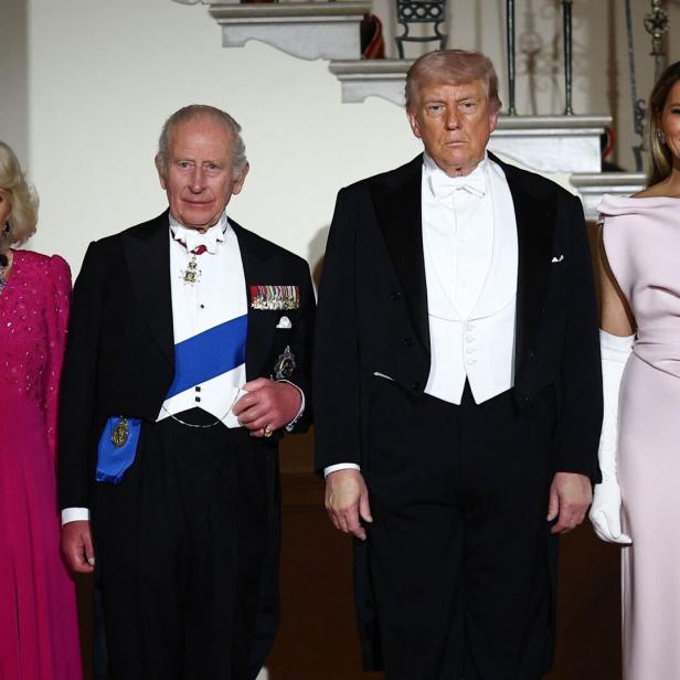 König Charles, Camilla, Donald Trump und Melania Trump posieren formell für ein Foto.