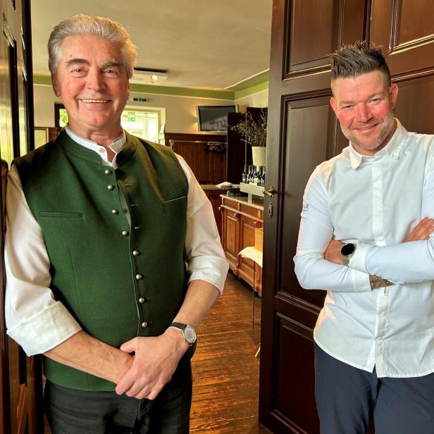 Wirt Fritz Tösch (li.) pflegt mit Küchenchef Oliver Wiegand.
