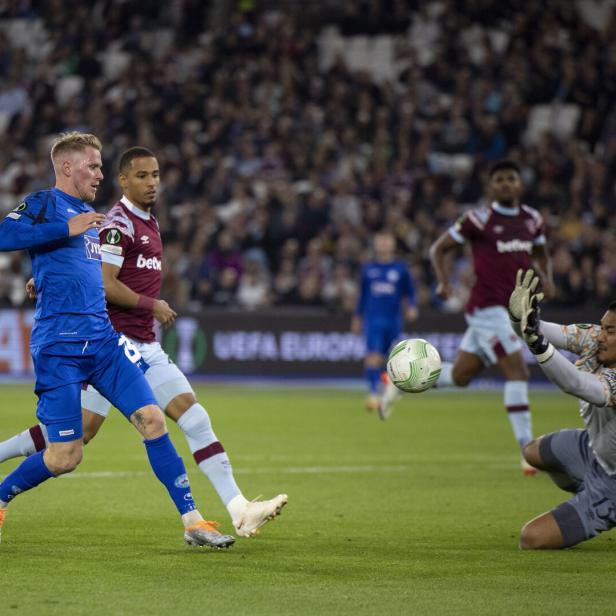 Tonni Adamsen (li., gegen West Ham) steht vor einem Wechsel zu Rapid