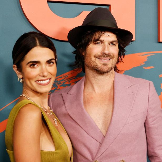 Schauspieler Ian Somerhalder mit Hut und seine Frau Nikki Reed lächeln vor einem farbigen Hintergrund.