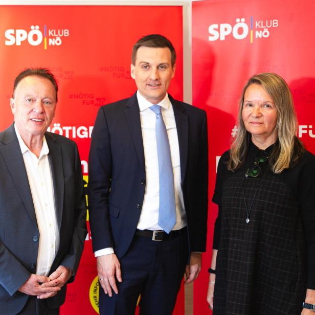 Drei Personen stehen vor roten SPÖ-Klub NÖ-Wänden und blicken in die Kamera.
