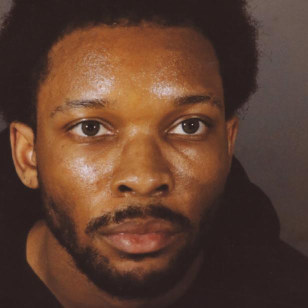 Musiker D4vd mit dunklen Haaren und Bart blickt direkt in die Kamera.