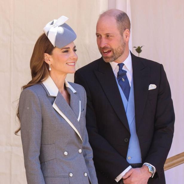 Kate und William, elegant gekleidet, stehen nebeneinander.