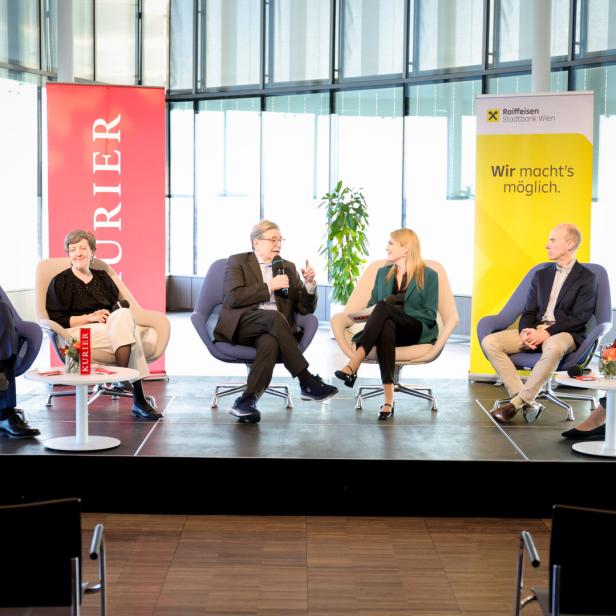 Eine Podiumsdiskussion mit sechs Personen vor Bannern von Kurier und Raiffeisenbank Wien.