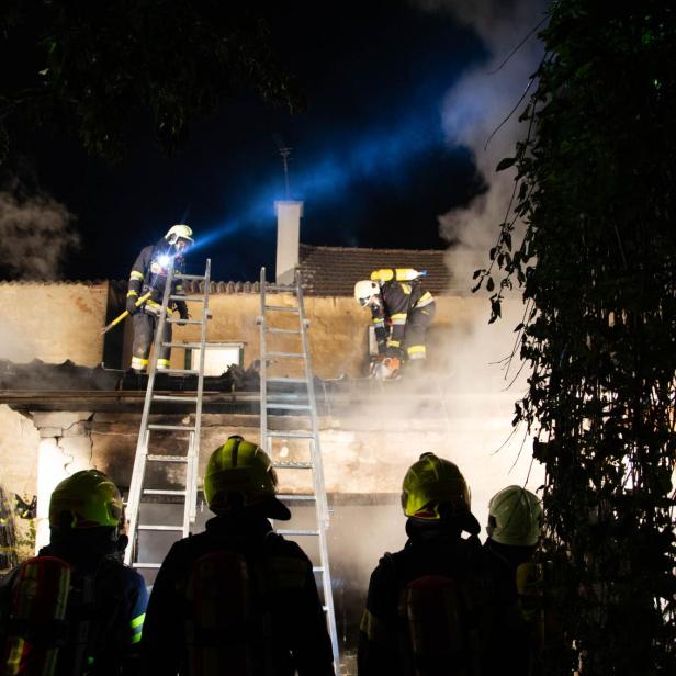 Meterhoch schlugen die Flammen aus dem Nebengebäude.