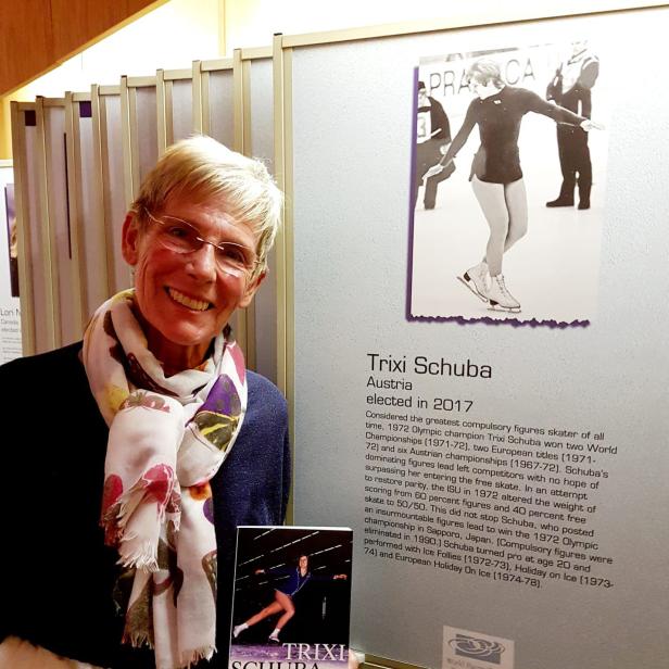 Trixi Schuba neben einer alten Fotografie von ihr
