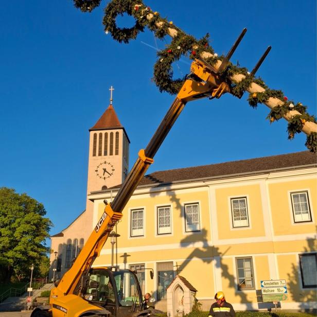 Der Maibaum in extremer Schieflage