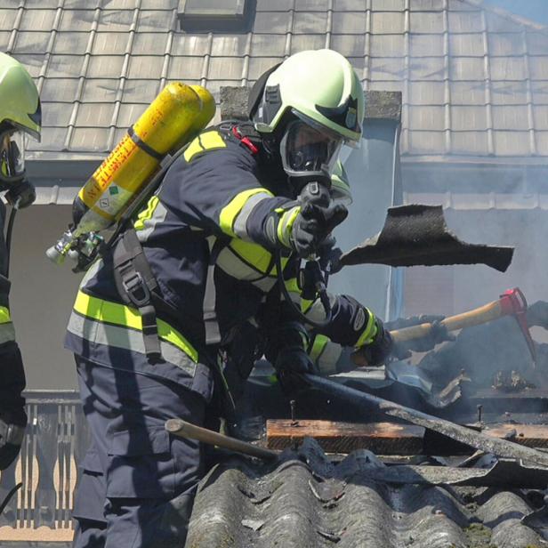 Fordernder Einsatz für die Feuerwehren bei dem Brand in Weissenbach an der Triesting.