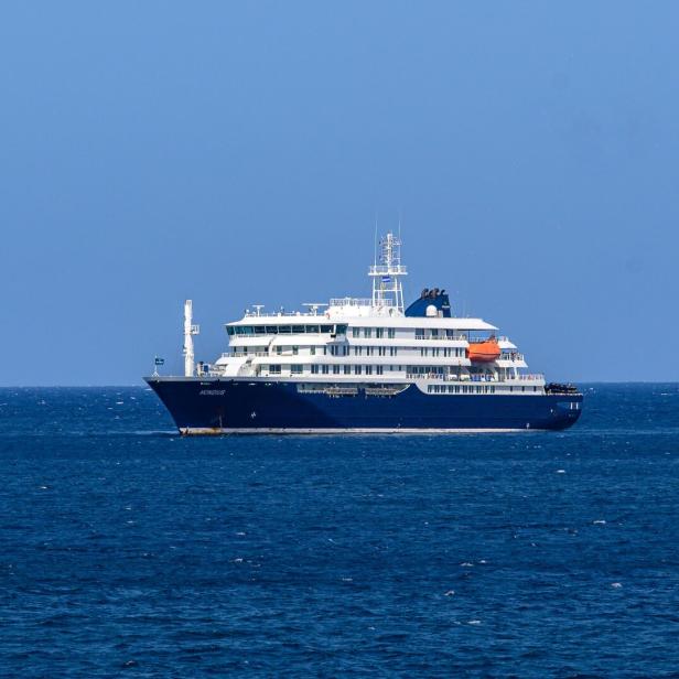 Das Kreuzfahrtschiff "MV Hondius" im Meer.