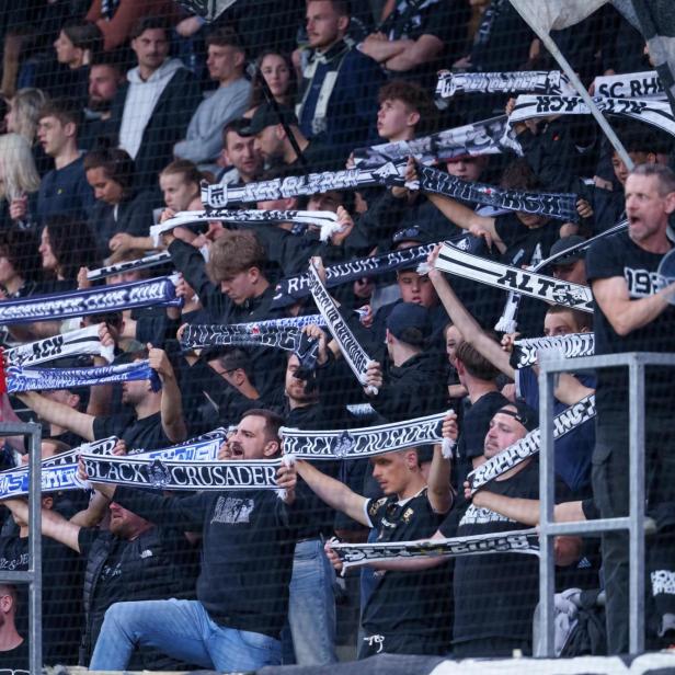 Fußballfans auf einer Tribüne