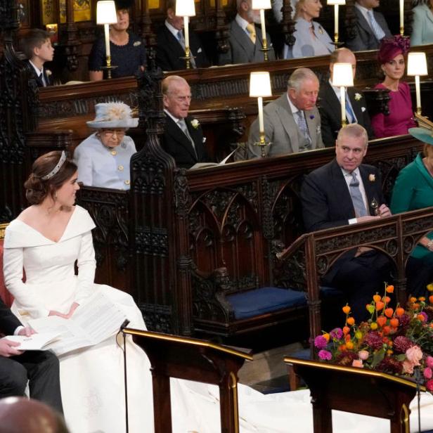 Prinzessin Eugenie und Jack Brooksbank am Tag ihrer Hochzeit in der Kirche. In der ersten Reihe sitzen Ex-Prinz Andrew und Sarah Ferguson. Dahinter Queen Elizabeth. Der Sitzplatz direkt vor ihr ist leer.