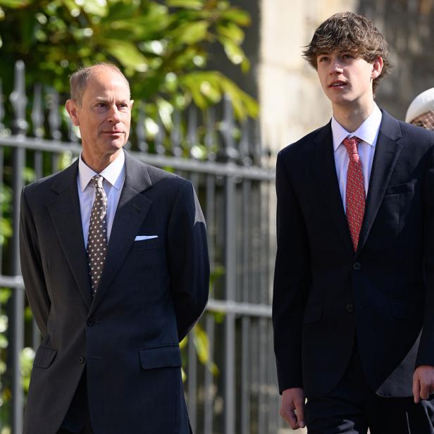 James, Earl of Wessex, und sein Vater Prinz Edward gehen nebeneinander im Anzug bei einer öffentlichen Veranstaltung.