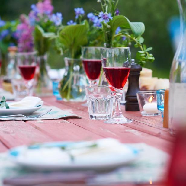 Gedeckter Tisch im Gastgarten
