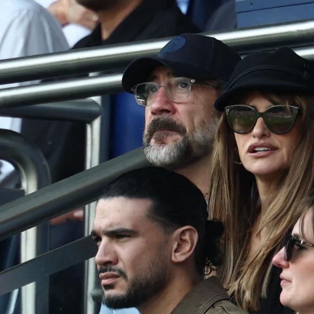 Javier Bardem und Penélope Cruz schauen mit anderen Zuschauern ein Spiel.