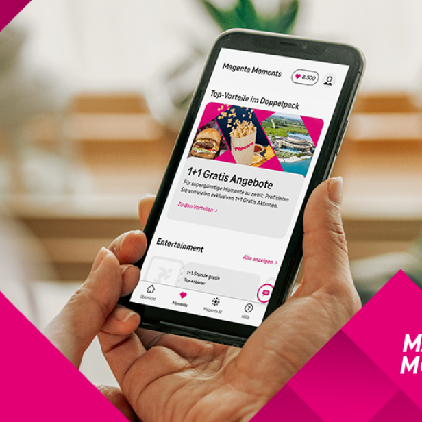 Eine Person hält ein Smartphone mit geöffneter Magenta Moments App und Angeboten in der Hand.