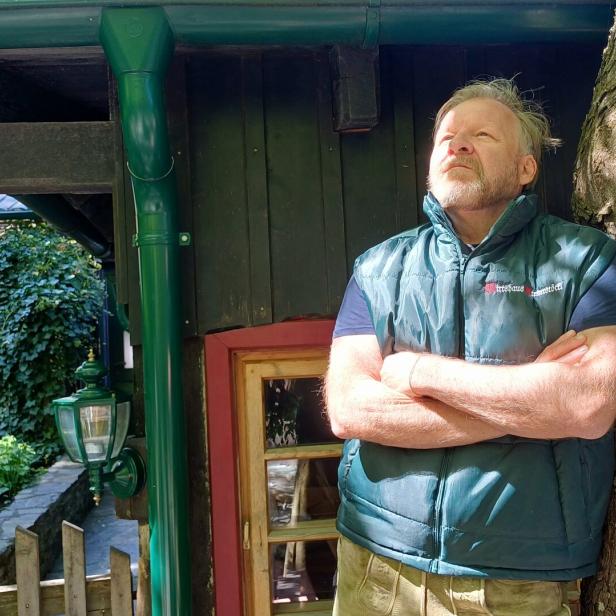 Wirt Peter Goach lehnt an einem Baum im Gastgarten des "Steierstöckl".