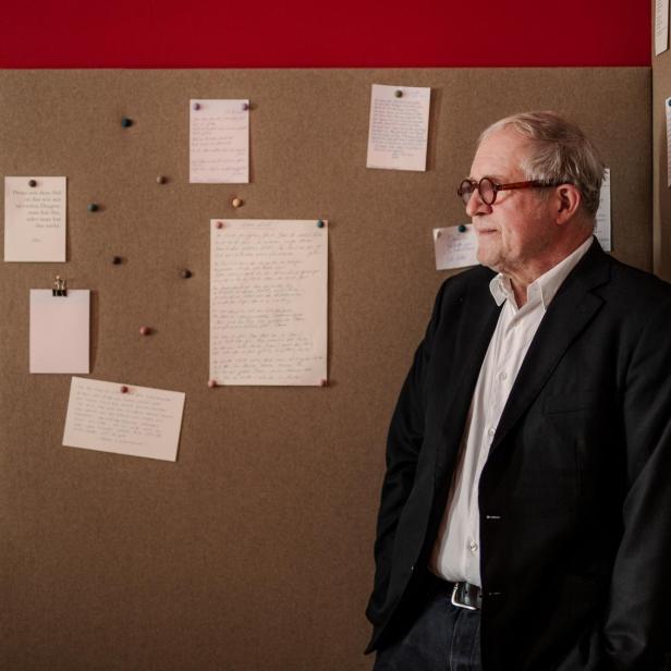 Harald Krassnitzer vor der Poesiewand in Suite 85