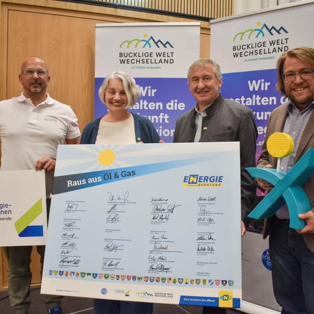 Vier Personen mit einer Tafel in den Händen.