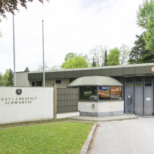 Die Justizanstalt Schwarzau präsentiert sich mit Tor, Wachhäuschen und Mauer.