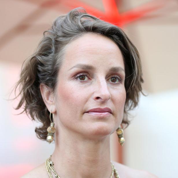 Lara Joy Körner blickt nachdenklich in die Ferne.