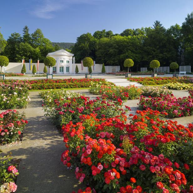 Blumenbeete und ein historisches Gebäude