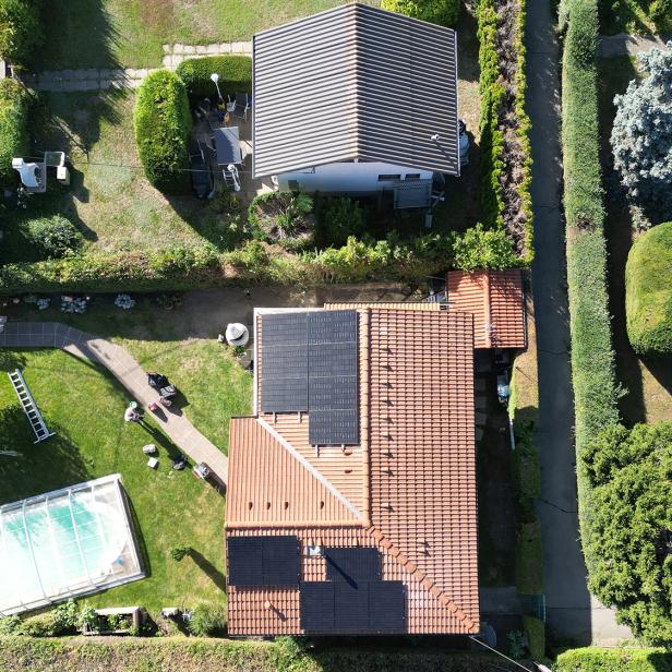 Ein Haus von oben, mit Sonnenpanelen 