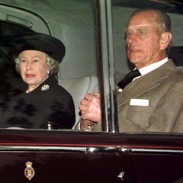 Königin Elisabeth II. und Prinz Philip sitzen in einem Auto.