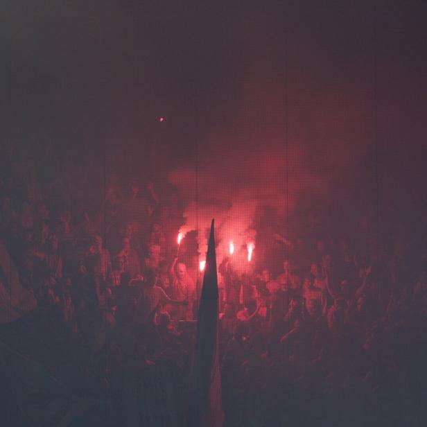 Pyrotechnik auf der Tribüne (Symbolbild).