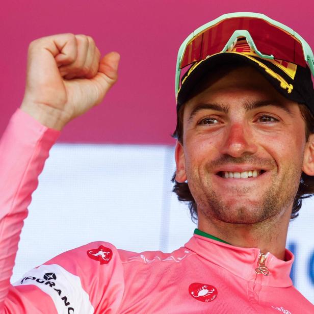 Giulio Ciccone trägt das Rosa Trikot