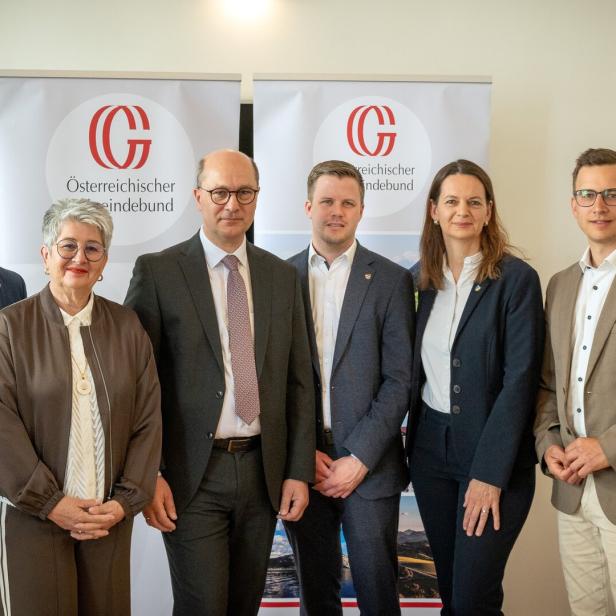 Sechs Personen in Businesskleidung stehen nebeneinander vor zwei Roll-ups mit dem Logo des Österreichischen Gemeindebundes.