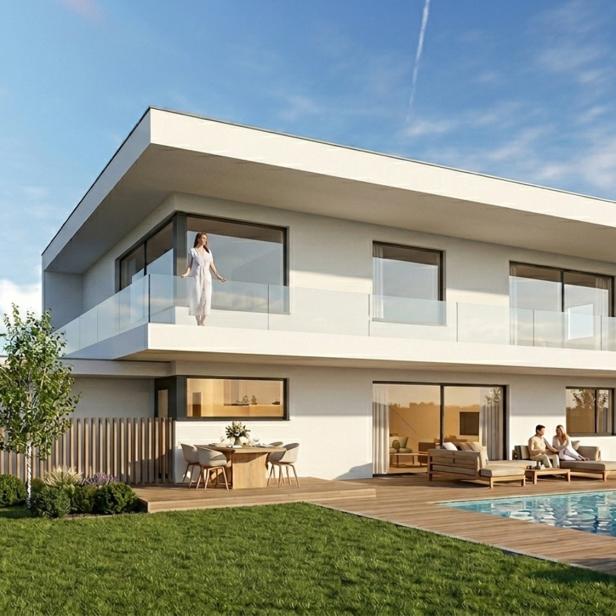 Großzügiges Wohnhaus mit Glasbalkon, Gartenanlage und Pool, mehrere Personen entspannen im Außenbereich