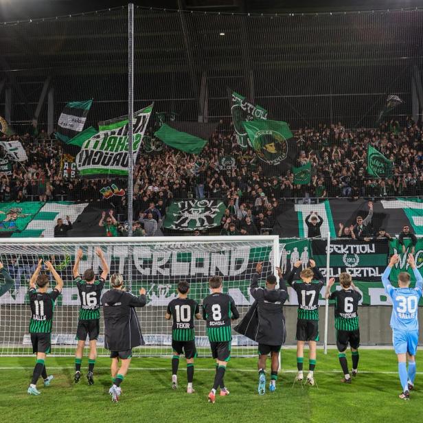 Die Spieler des FC Wacker feiern den Einzug ins Finale des Tiroler Kerschdorfer-Cups
