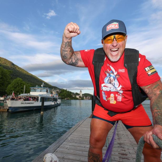 Jubelnder Mann auf Steg