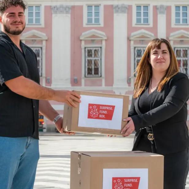 Eine Frau und ein Mann vor dem Rathaus in St. Pölten