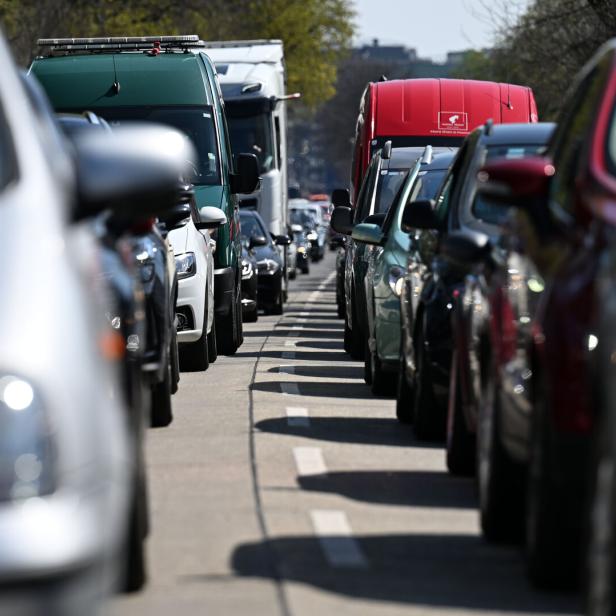 ++ THEMENBILD ++ VERKEHR / STAU / FAHRZEUGE / PKW / STADTVERKEHR / REISEVERKEHR / OSTERVERKEHR / SPRITVERBRAUCH / BENZINPREISE / VERKEHRSAUFKOMMEN