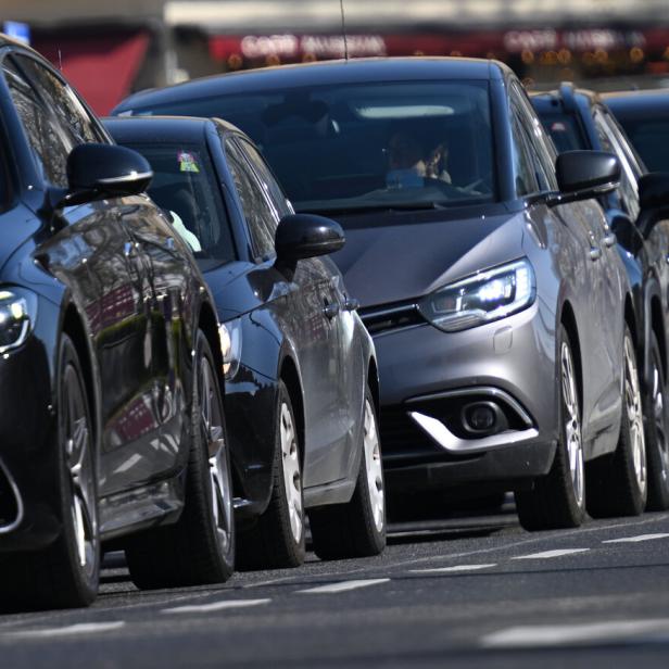 ++ THEMENBILD ++ VERKEHR / STAU / FAHRZEUGE / PKW / STADTVERKEHR / REISEVERKEHR / OSTERVERKEHR / SPRITVERBRAUCH / BENZINPREISE / VERKEHRSAUFKOMMEN