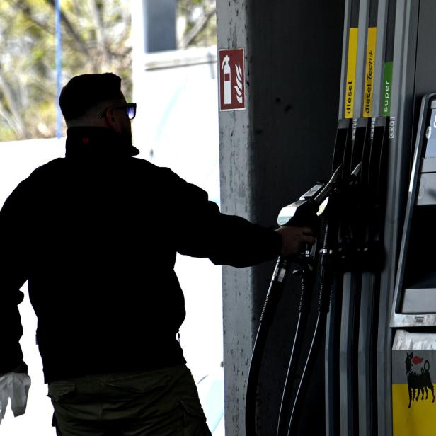 ++ THEMENBILD ++ BENZIN/DIESEL/ÖLPREISE/TANKEN/TEUERUNG/SPRITPREISBREMSE: TANKSTELLE