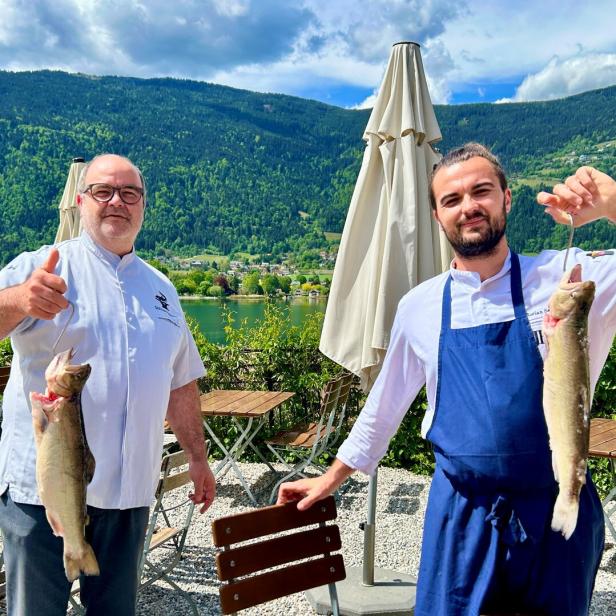 Gerhard (li.) und Florian Satran auf ihrer Seeterrasse mit zwei Saiblingen