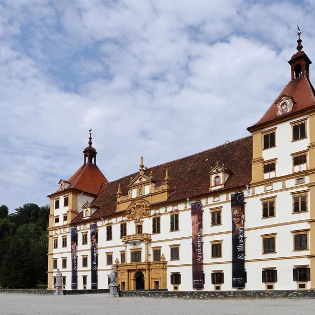 Das Schloss Eggenberg in Graz präsentiert sich mit seiner weißen Fassade und den roten Dächern.