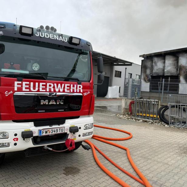 Feuerwehrfahrzeug vor ausgebrannter Lagerhalle in Tulln