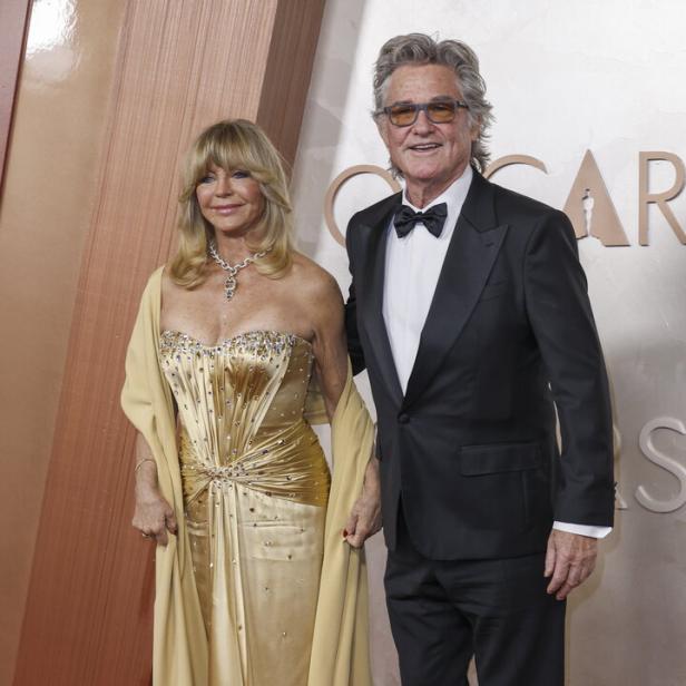 Goldie Hawn und Kurt Russell posieren in eleganter Kleidung