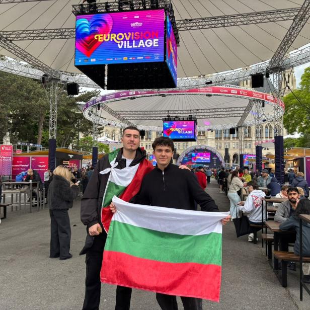 Zwei Männer halten eine bulgarische Flagge im Eurovision Village.