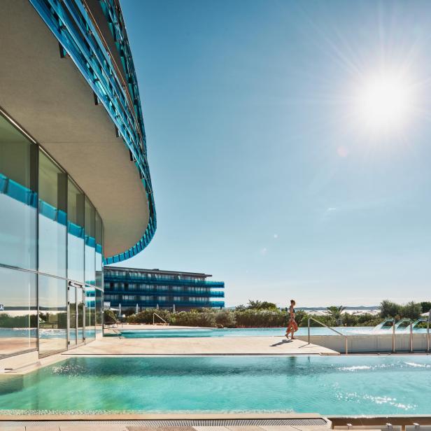 Modernes Hotel mit Poollandschaft, Sonnenschein und Blick aufs Meer in Kroatien.