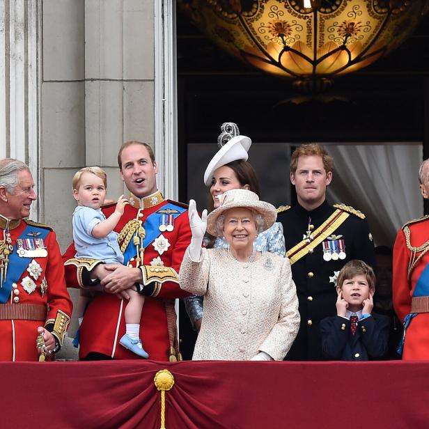 Die britische königliche Familie im Jahr 2015, darunter Königin Elisabeth, Prinz William mit Prinz George, und Prinz Harry, steht auf einem Balkon.
