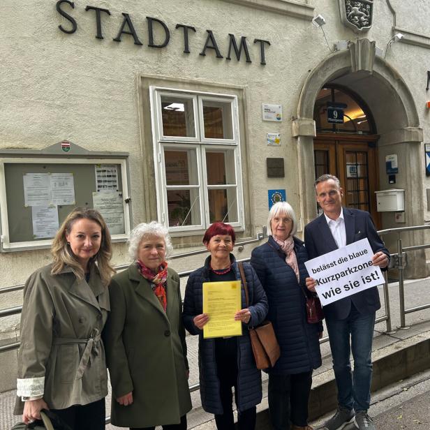 Fünf Personen vor einem Gebäude